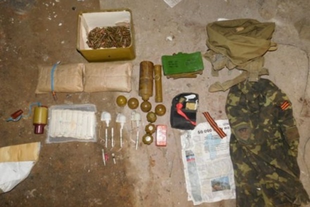 На Донбассе в заброшенном доме обнаружили тайник со взрывчаткой