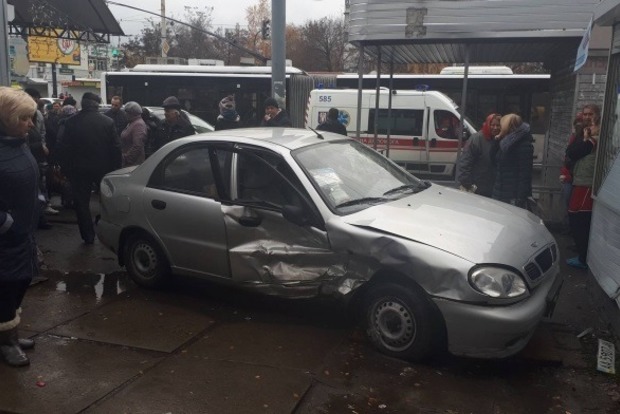 В Киеве машина влетела в магазин