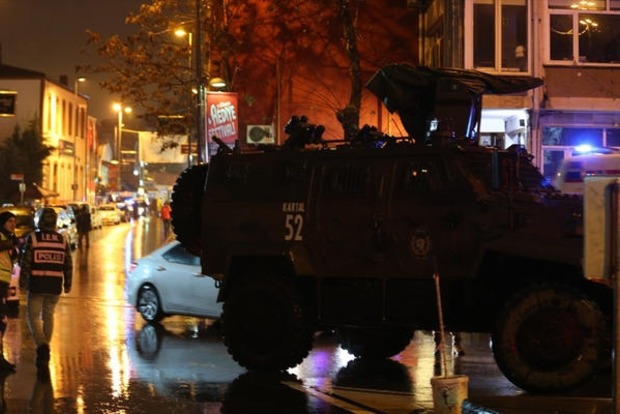 У Стамбулі невідомий у костюмі Санта-Клауса вбив 39 осіб