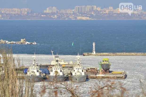 В Одессе корабли украинского флота вмерзли в лед (фото)