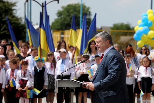 Порошенко объявил в стране десятилетие украинского языка