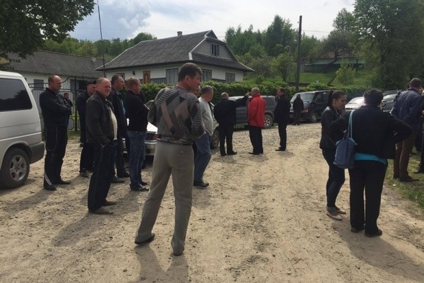 Жителі Івано-Франківської області заблокували автомобіль міністра екології