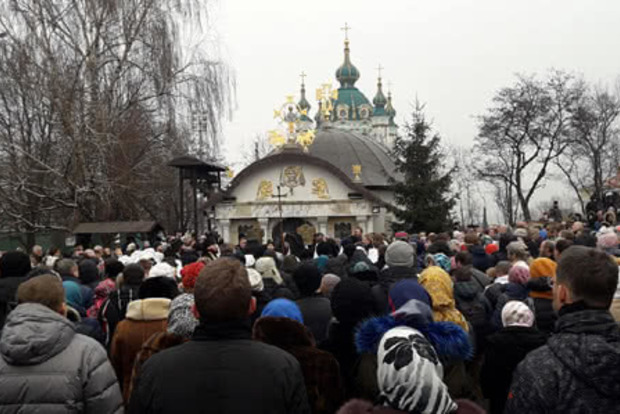 Возле Десятинной церкви в Киеве митингуют за снос часовни УПЦ МП