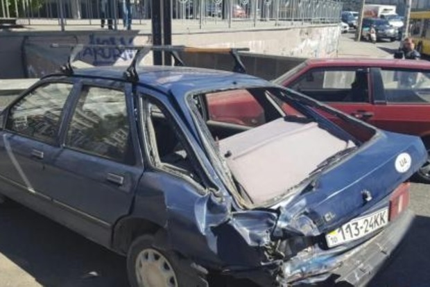 В Киеве водитель неисправного ЗИЛа протаранил три автомобиля