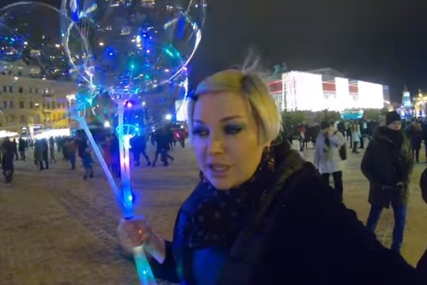 Максакова прогулялась по праздничному Киеву и спела Гуцулку Ксеню в необычном стиле