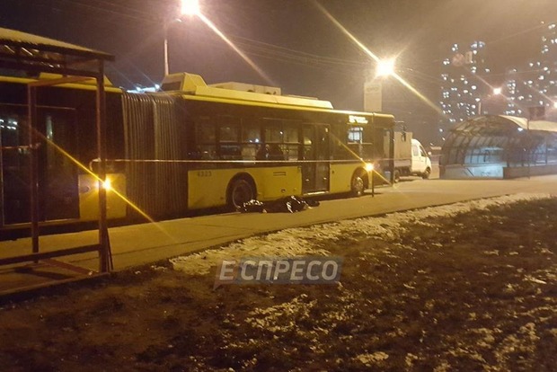 У Києві тролейбус роздавив хлопця, який його ремонтував
