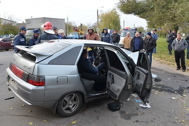 У Миколаєві рятувальники вирізали з понівеченого авто постраждалого в ДТП
