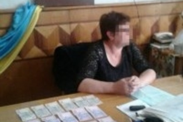В Кировоградской области председатель сельсовета попалась на взятке