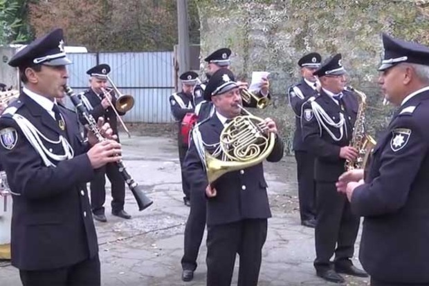 Оркестр полиции поздравил защитников Украины песнями Виктора Цоя
