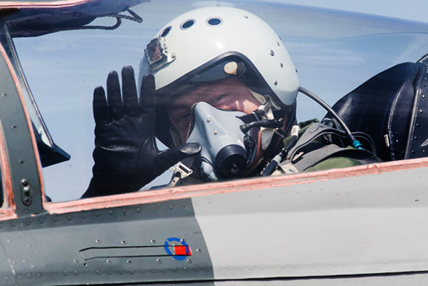 День Повітряних Сил: Порошенко політав на винищувачі МіГ-29