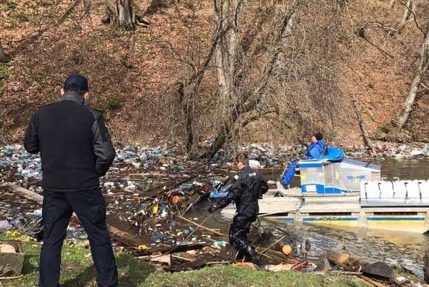 Москаль приказал нещадно штрафовать закарпатцев, сбрасывающих мусор в горные реки