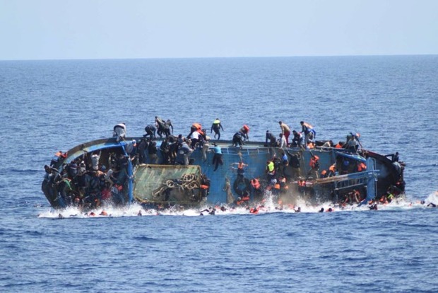 У Середземному морі перекинулося судно з мігрантами: 80 загиблих
