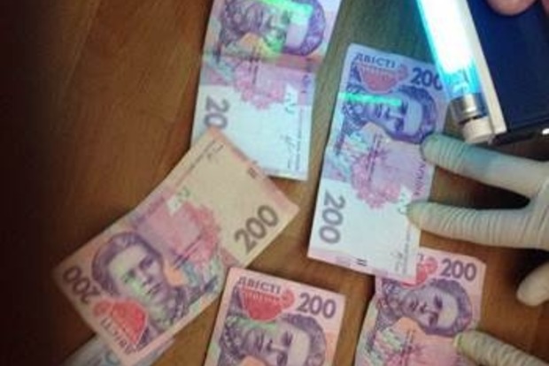 В Хмельницкой области чиновник попытался съесть взятку