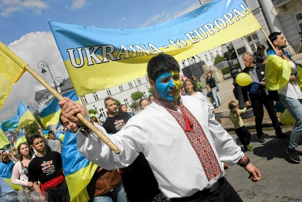 На заводе в Польше украинцев заставили носить желто-голубую форму