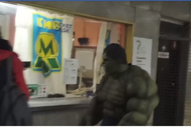 В киевском метро покатался настоящий Халк (видео)