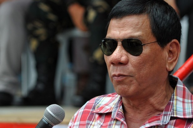 Президент Філіппін пригрозив скидати корупціонерів із вертольота