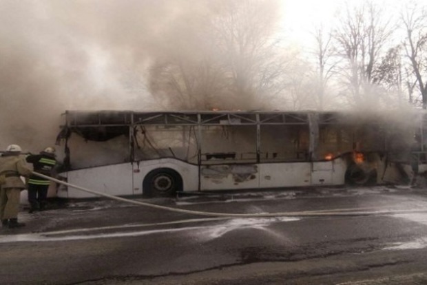 Пасажирський автобус загорівся під час руху у Вінницькій області