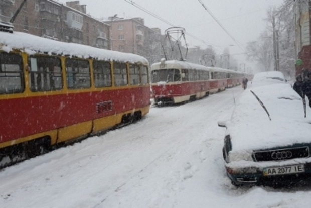 ﻿У Києві сніг прибирає 251 одиниця спецтехніки
