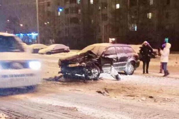 У Києві Subaru на засніженій дорозі врізався в припарковані авто
