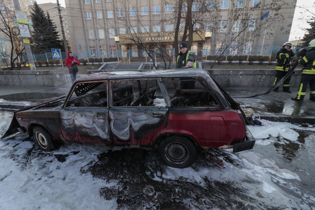 Авто з людьми згоріло в Києві. Відео з місця жахливої події