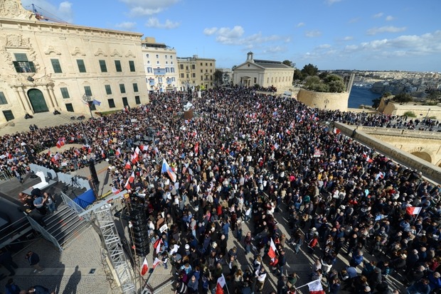 На Мальте сотни людей требуют отставки премьер-министра из-за офшорного скандала