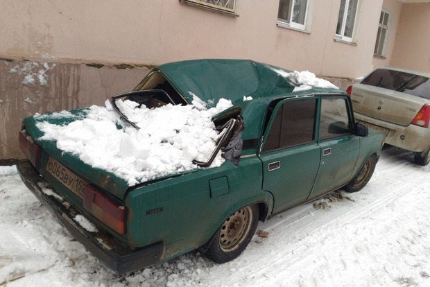 В России мужчина отсудил 180 тыс. руб  за помятые снегом автомобили