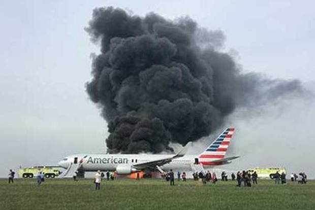 Пожар на самолете в Чикаго: пострадало 20 человек