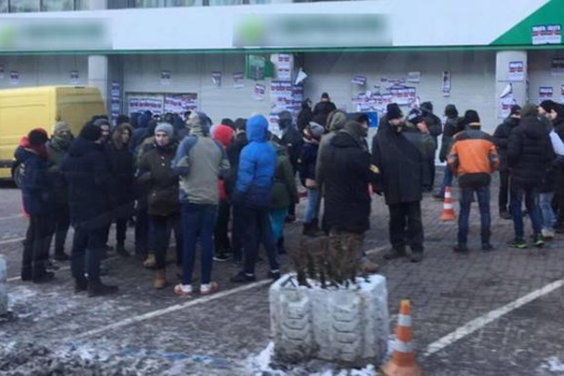 В Киеве неизвестные в балаклавах разукрасили фасады пяти банков 
