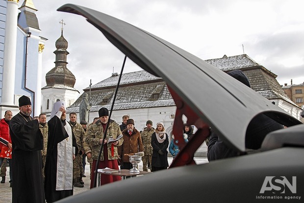 Українські співаки з «Музбату» відремонтували авто для фронту