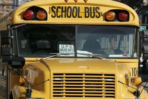 В Австралии школьный автобус выехал под фуру, которая сложилась пополам