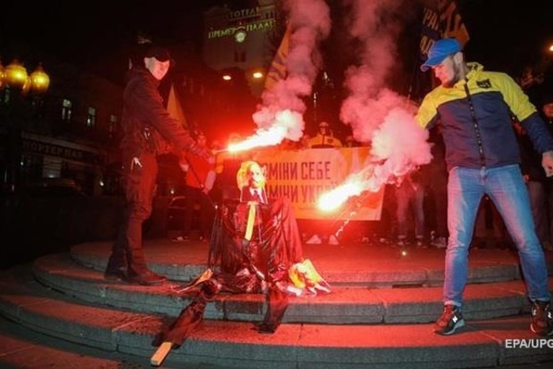 Опудало Леніна спалили в центрі Києва
