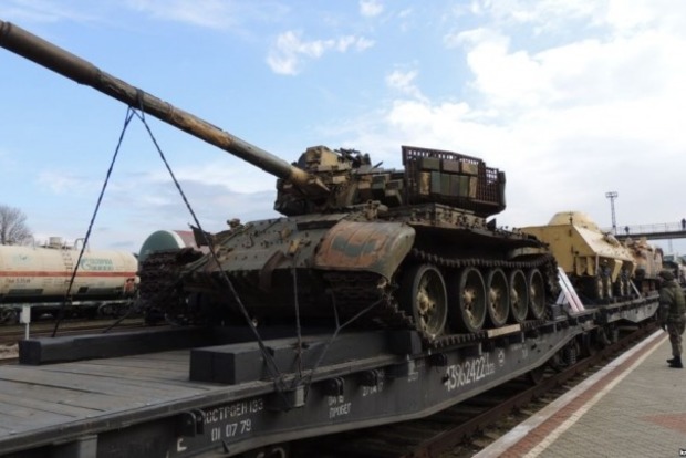 В Крыму на выставке трофейного оружия из Сирии агитируют идти в армию РФ