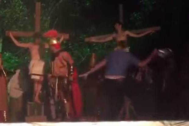 Зритель отлупил актера, чтобы спасти распятого Иисуса