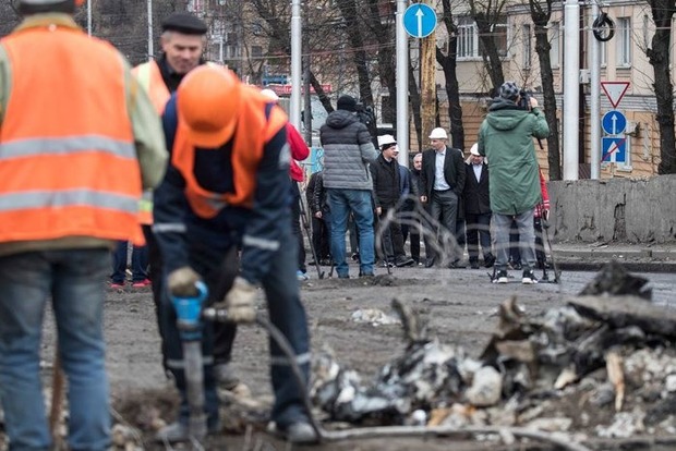 Київ четвертий день без Шулявського моста: з'явилися фото демонтажу