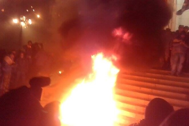 На Майдане под стелой зажгли шины. Участники акции подозревают провокации