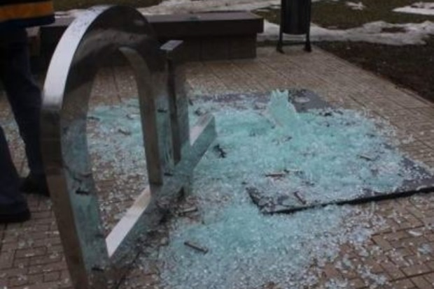 Впав і розбився: У Росії пам'ятник рублю розвалився на частини