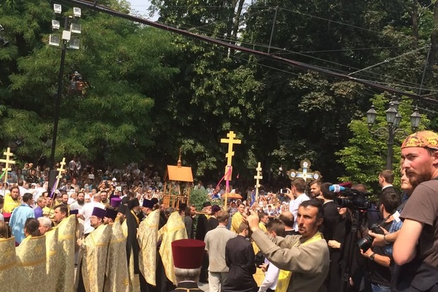 ﻿Колона віруючих прямує в бік Києво-Печерської лаври