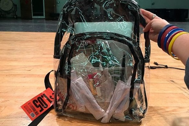 Школярів в США зобов'язали носити прозорі рюкзаки