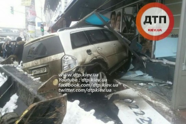 В Киеве джип вылетел на тротуар и протаранил здание, есть погибшие