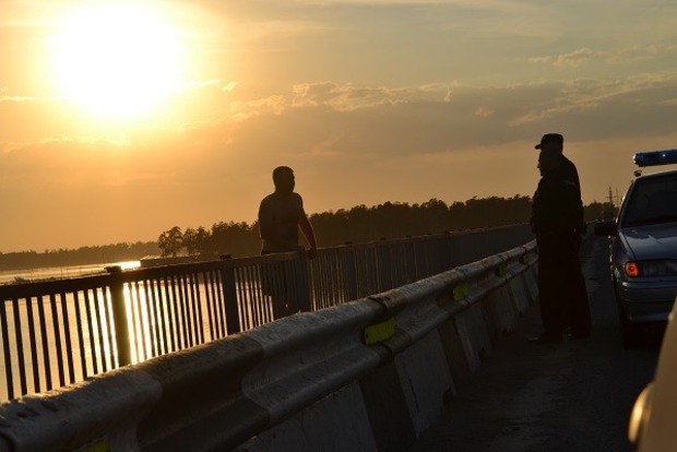 Патрульные Черновцов чудом поймали прыгнувшего с моста суицидника