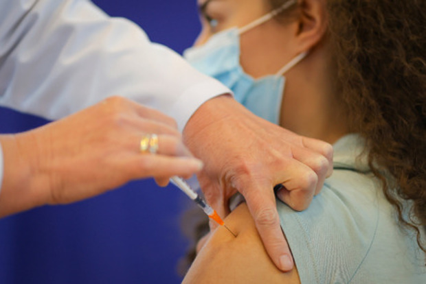 Австрия и Греция будут штрафовать за отказ от обязательной вакцинации