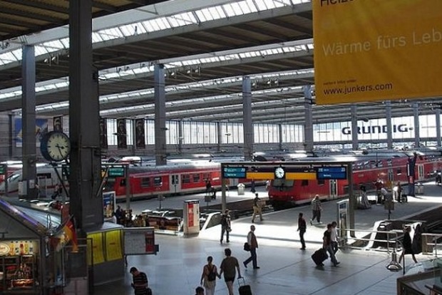 ﻿На мюнхенському вокзалі чоловік із криками «Аллах акбар» порізав чотирьох осіб