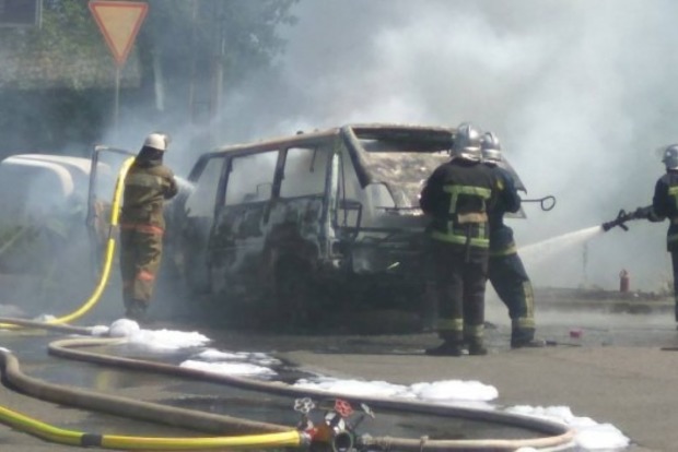 У Києві посеред вулиці згорів мікроавтобус, постраждав водій