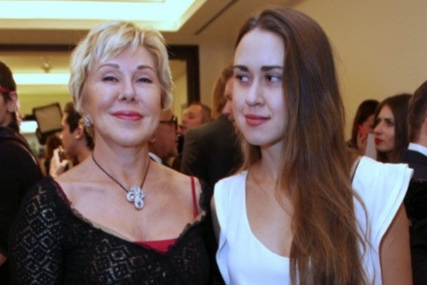 Беззубая дочь Любови Успенской отрастила еще и волосатые подмышки