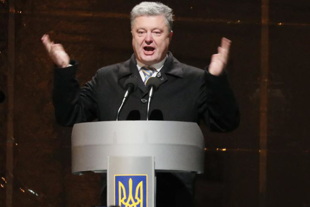 Порошенко аплодує українцям, які забули, який сьогодні день