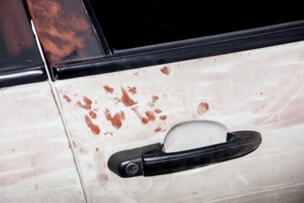 Пассажир с ножом напал на таксиста в Днипре и угнал его авто