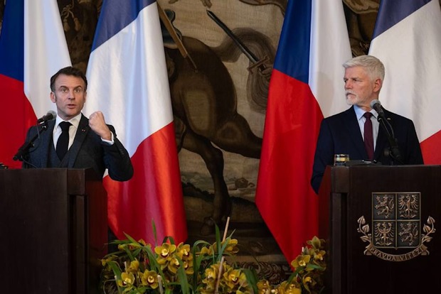Чешский президент не сталосуждать предложение Макрона о присутствии западных военных в Украине