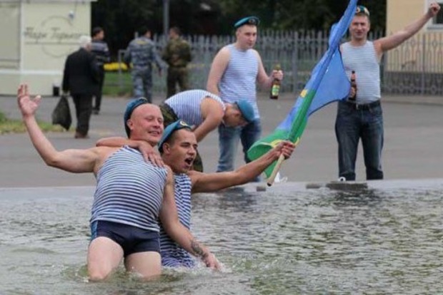 На росії сьогодні день купання у фонтанах п'яного бидла