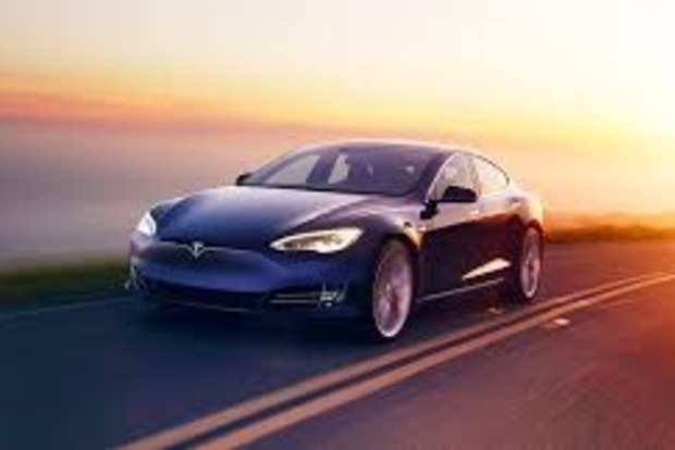Tesla покаже новий електричний кросовер у 2018 році