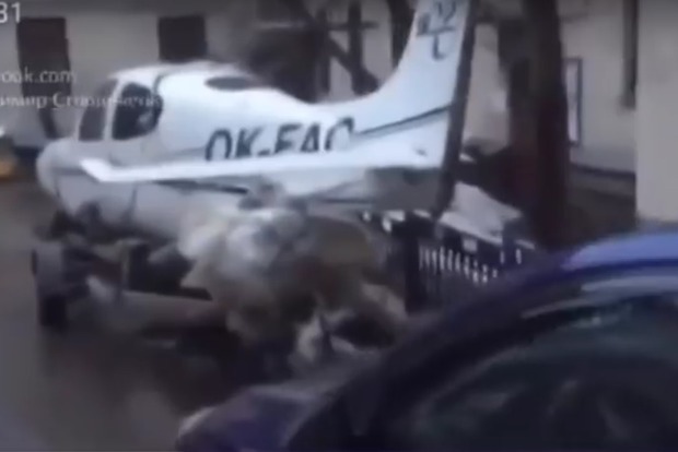 Не по правилам: жителей двора возмутил самолет, припаркованный под окнами